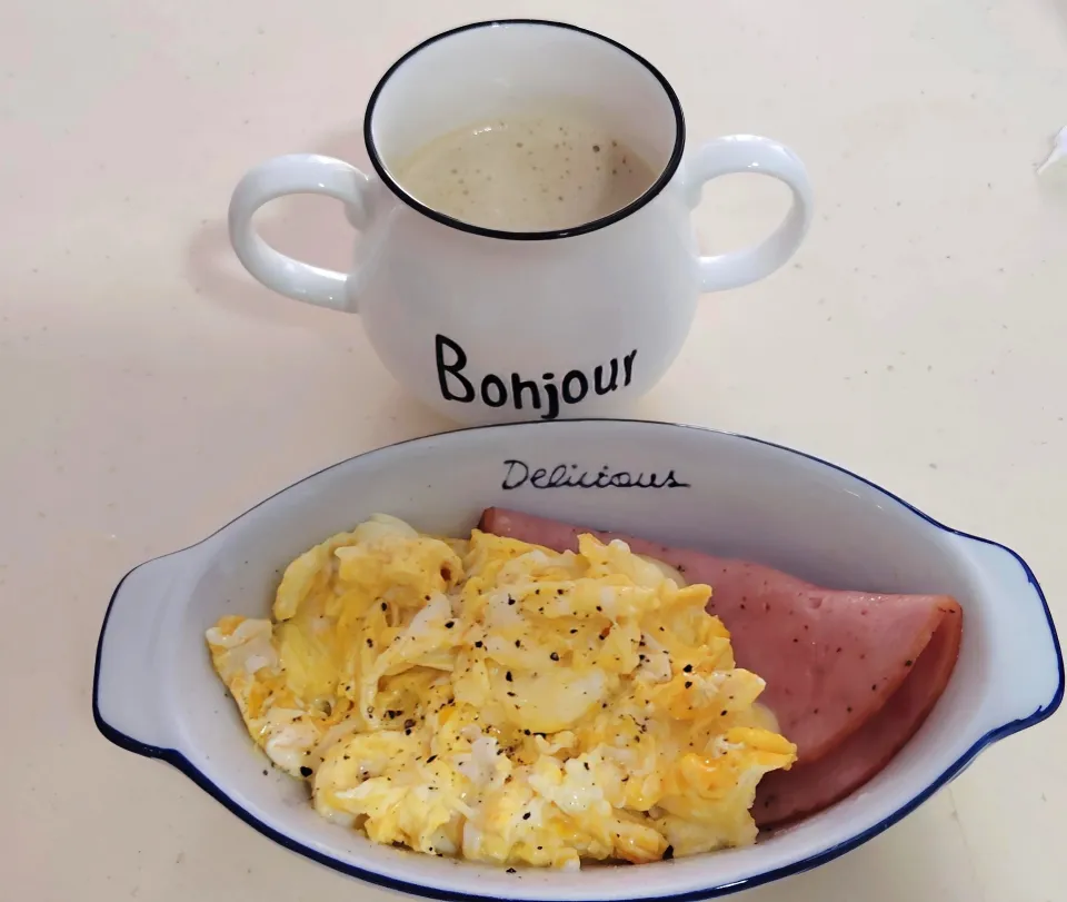 Good morning breakfast scrambled eggs with mozzarella cheese black pepper ham 😍😋 hot latte 😘💋|🍒lynnlicious🍒さん