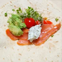 2026 0412　サーモンとアボカドの青さクリームチーズトルティーヤ|いもこ。さん