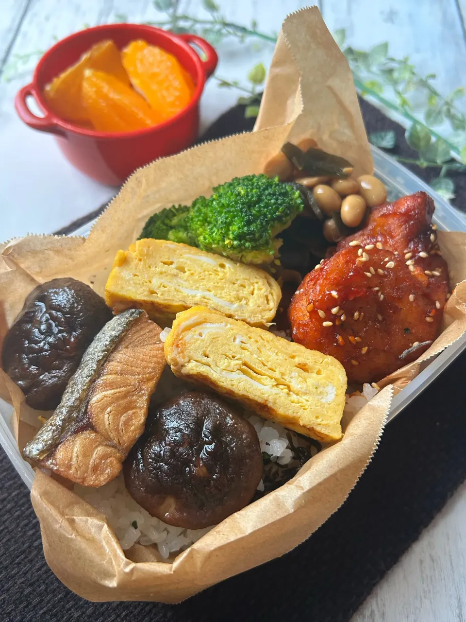 【誤差ありPart2】チンからヤンニョムチキン弁当と干からびた鮭🤣|まなまな♡さん