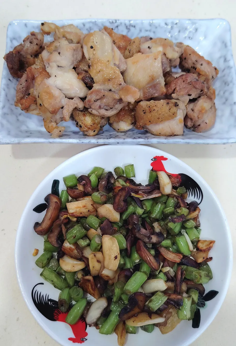 Grilled chicken thigh seasalt black pepper sesame oil💕 stirfry French beans brown mushrooms garlic 🍗|🍒lynnlicious🍒さん