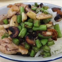 Today's lunch butter rice with grilled chicken thigh and stirfry beans brown mushrooms garlic 😘😍😋|🍒lynnlicious🍒さん