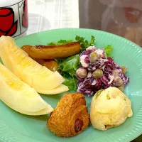 朝ごぱんはミニミニパンに今季初メロン💛|Seikoさん