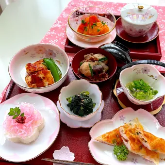 Snapdishの人気料理写真:おばんざいで花見膳🌸庭の芝桜