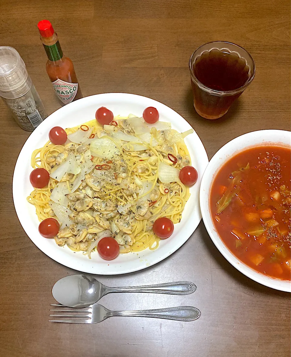 今日の晩ご飯　新玉ねぎたっぷりのボンゴレビアンコ・ミニトマト添え、新じゃがいも・新キャベツ・新玉ねぎの入った（「新」じゃない人参も）ミネストローネ|なびさん