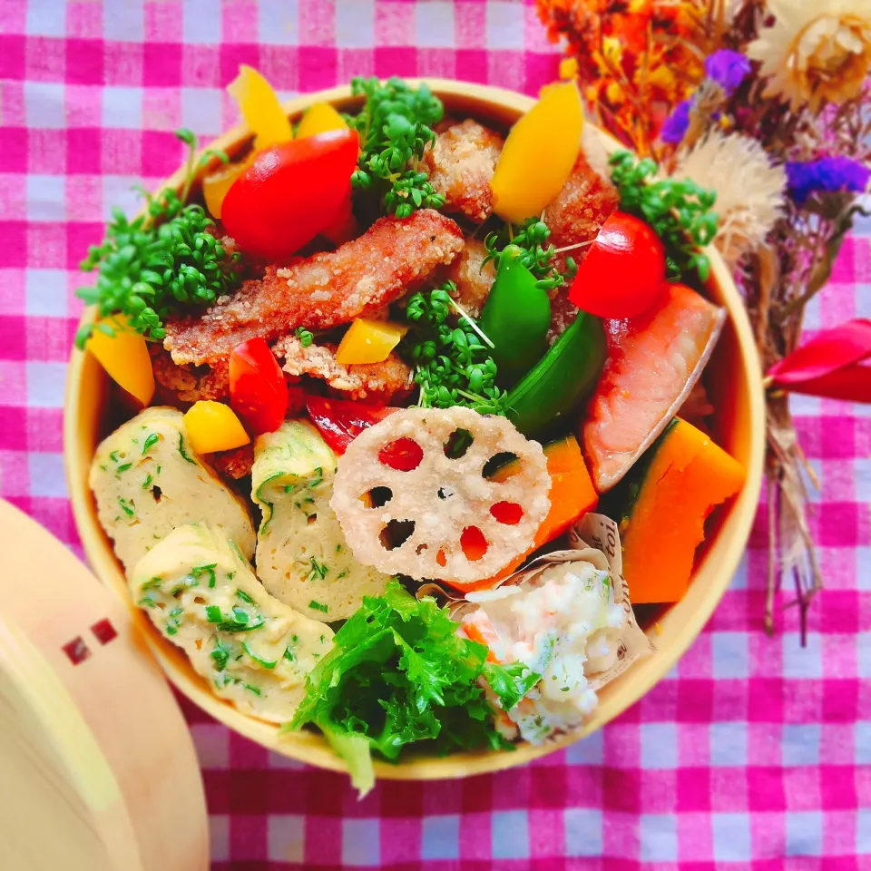 春の行楽弁当
　鶏の唐揚げ
　季節のお野菜
　出汁巻きたまご

美味しくできました✨|ふかふかごはん日和さん