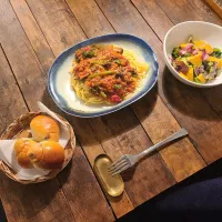 レーズンロール、ほうれん草としめじのボローニャ、生ハムとグレープフルーツのマリネ|KEITAさん