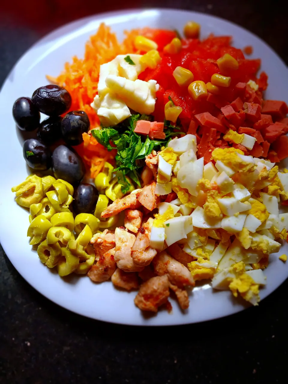 ️ Fresh & Delicious Salad
Today’s plate is full of flavors ✨
Grilled chicken with boiled eggs, fresh tomatoes, corn, olives, and cheese 
Healthy, light,|YummyGirl🌸さん