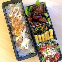 明日の昼飯弁当シリーズ。牛サガリ、手作り焼肉タレ、シーザーサラダ。シーチキマヨご飯弁当