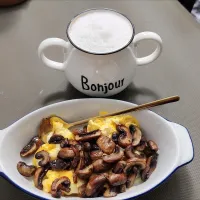 Good morning breakfast scrambled eggs mozzarella cheese brown mushrooms hot cappuccino 😍😋☕|🍒lynnlicious🍒さん