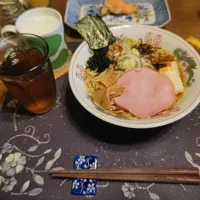 醤油ラーメン、烏龍茶、ラッシー(昼飯)|enarinさん