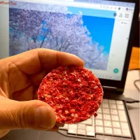 今日のおやつ　お得意様からいただいた「BEL AMER」の「パレショコラ・フレーズ」　会議の合間にちょっと休憩して、お花見みたいに綺麗なお菓子をいただきまーす😋|なびさん