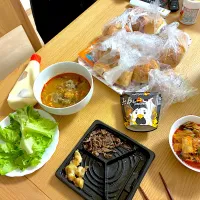 ぼんじりと砂肝の焼き鳥、リーフレタス、豚キムチ、鶏肉と海鮮のトムヤムスープ、からあげクンブラックペッパー味、ソーセージロール、クランベリーロール、胡桃とレーズンのパン、生ハム、チーズロール、あんバターパン、つくねグラタン、いちじくロール。| くろーぶやんさん