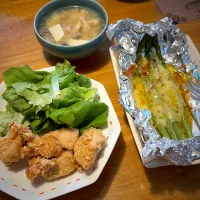 鶏唐揚げと、アスパラのチーズ焼きと、豆腐としめじの味噌汁|もえさん
