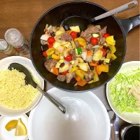 今日の晩ご飯　彩り野菜どっさり・マトンのクミン炒め・クスクス添え、新キャベツの千切り・エスニックドレッシング|なびさん