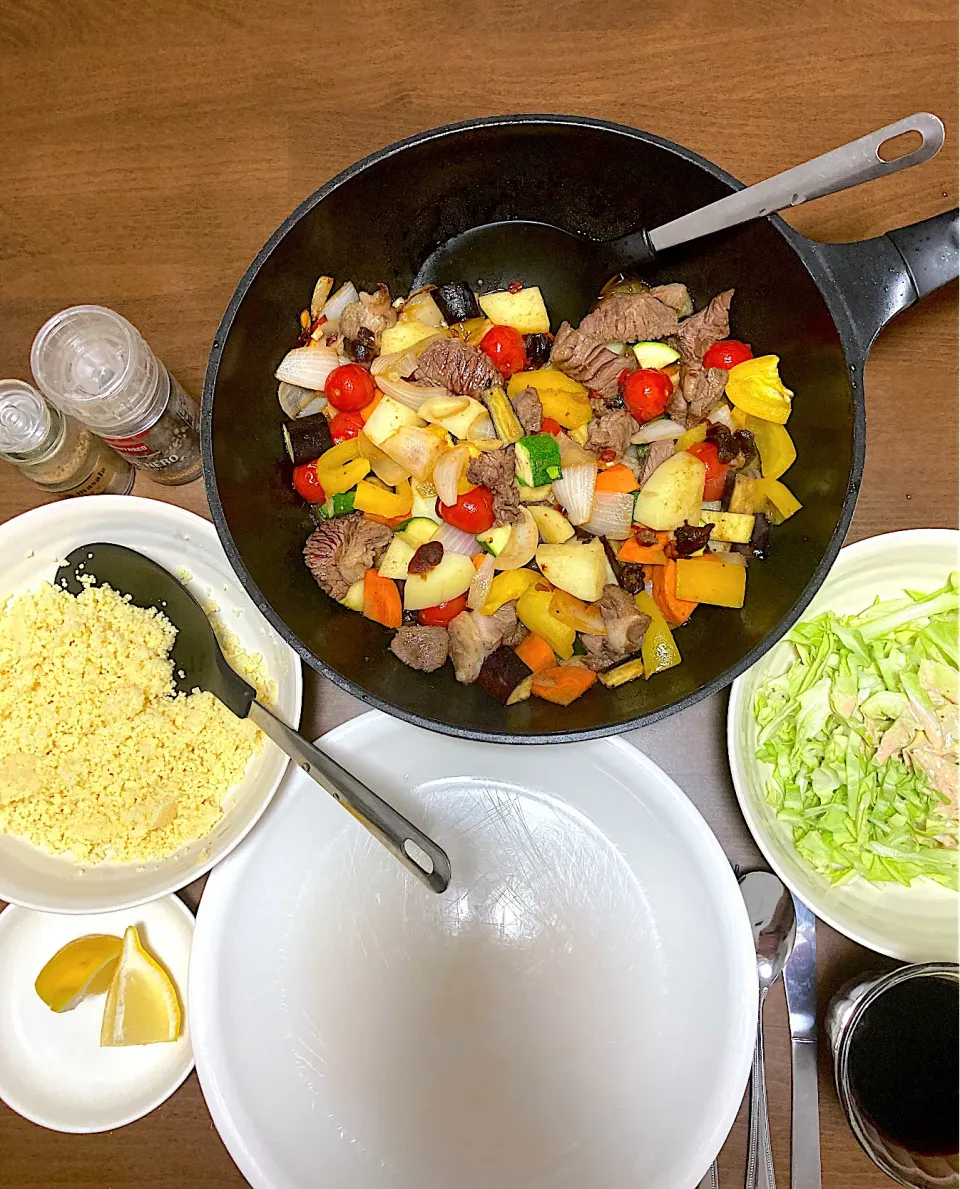今日の晩ご飯　彩り野菜どっさり・マトンのクミン炒め・クスクス添え、新キャベツの千切り・エスニックドレッシング|なびさん