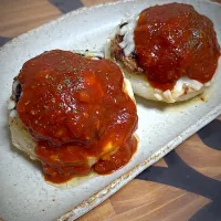 新玉ねぎの肉詰め　とろけるシュレッドチーズ乗せ 〜ポルチーニトマトソース〜|えみりんさん