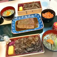 プレミアム黒毛和牛弁当に国産鰻にお味噌汁にワインの晩御飯。お味噌のお代わりはあられを入れて食感を楽しみました♪| Takeshi  Nagakiさん