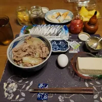 牛丼、しめ鯖お造り、冷奴、チーズちくわ、笹かまぼこ、あさりの佃煮、沢庵、麦茶、台湾パイン(夕飯)| enarinさん