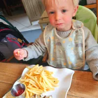 🇱🇧Chicken skewers and fries🇱🇧(with my crazy nephew🤪)| KWAII69さん