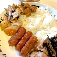 おっさんワンプレート　ひじき　手羽元の煮物　つくね　鯖の塩焼き　帆立の佃煮　サラダ|ひげおやじさん