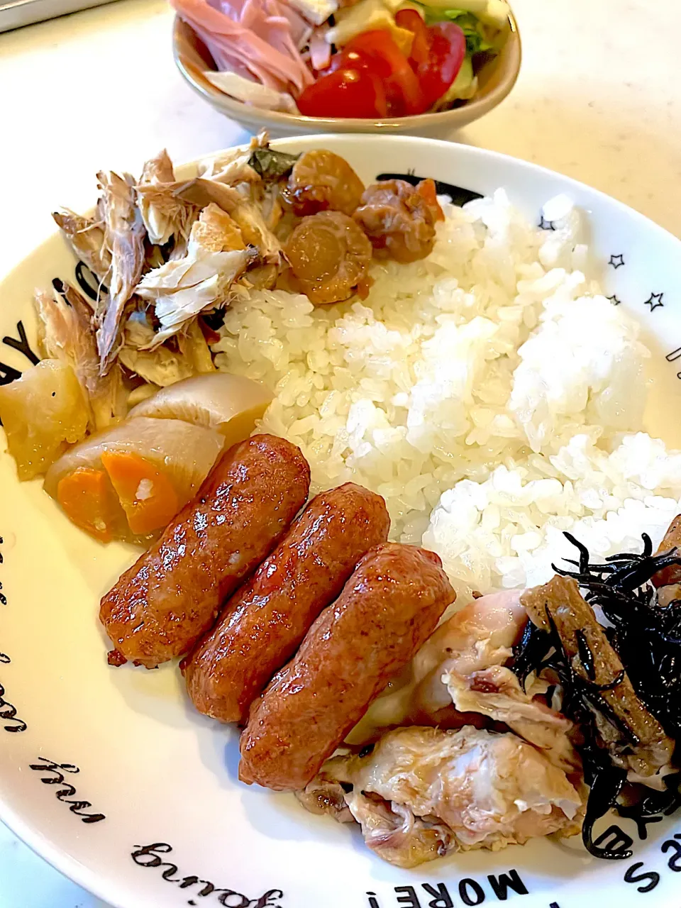 おっさんワンプレート　ひじき　手羽元の煮物　つくね　鯖の塩焼き　帆立の佃煮　サラダ|ひげおやじさん