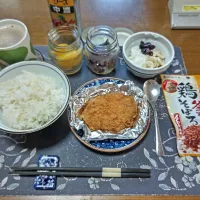 ご飯+にんべんのしっとり釜炊き鶏そぼろ、コロッケ、沢庵、あさりの佃煮、ホットコーヒー、烏龍茶、バナナ+カシスジャム+水切りヨーグルト(朝ご飯)|enarinさん