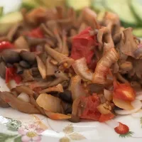 朝食その②冷凍したら栄養が増すということです、冷凍したきのこと新玉ねぎとトマトの炒め物とアボガドときゅうり。|tamemitiさん