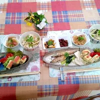 grandma料理の残りものをお持ち帰り…こんな素敵な盛り付けに…玉子焼きが一口ケーキ🍰みたいに盛り付けられてるよ(grandmaのお友だちの盛り付け)|kaoriさん