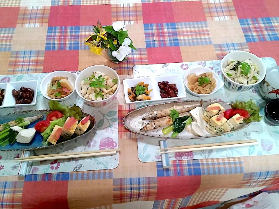 grandma料理の残りものをお持ち帰り…こんな素敵な盛り付けに…玉子焼きが一口ケーキ🍰みたいに盛り付けられてるよ(grandmaのお友だちの盛り付け)|kaoriさん