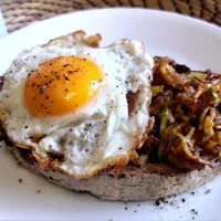 そばめしと目玉焼きのせのくるみパン|なつさん