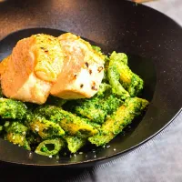 鶏もも肉のコンフィとほうれん草のグリーンソースペンネ| オハナシマンさん