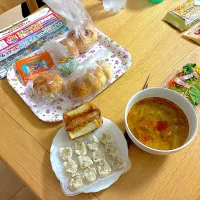 焼売、海鮮と鶏肉のトムヤムスープ、カツサンド、クランベリーロール、生ハムとチーズのパン、胡桃とレーズンパン、ベーコンとコーンのサラダ。|くろーぶやんさん