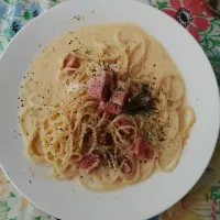 カルボナーラ　フライパン一つで!　パスタを茹でる後半にベーコン、白ワインをいれ、鍋蓋を使って湯を切り、牛乳を適量入れて煮立て、卵黄2個は予熱で火を通す。|はやとさん