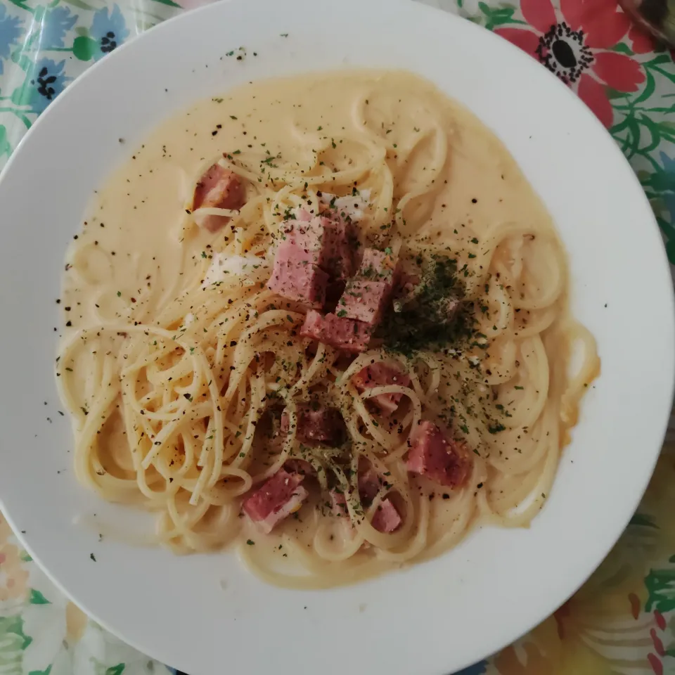 カルボナーラ　フライパン一つで!　パスタを茹でる後半にベーコン、白ワインをいれ、鍋蓋を使って湯を切り、牛乳を適量入れて煮立て、卵黄2個は予熱で火を通す。|はやとさん