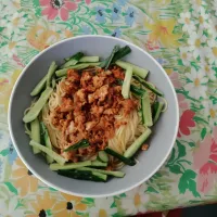 ジャージャー麺の季節が来ました。鶏ひき、ネキを豆板醤、甜面醤、胡麻油で