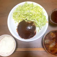 今日の晩ご飯　新玉ねぎをどっさり入れ、爽やかに生姜を効かせたつくねバーグ・味噌マヨソース、山盛りの新キャベツ千切り、新玉ねぎの味噌汁　新玉ねぎは日持ちしないので、このところ新玉ねぎ消費メニューが続きますましたが、今日で冷蔵庫の中の新玉ねぎを使い切りました。|なびさん