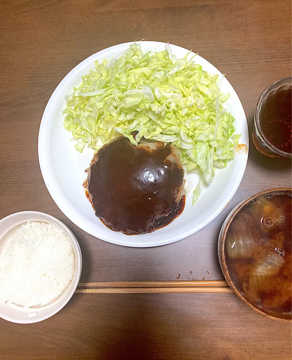 今日の晩ご飯　新玉ねぎをどっさり入れ、爽やかに生姜を効かせたつくねバーグ・味噌マヨソース、山盛りの新キャベツ千切り、新玉ねぎの味噌汁　新玉ねぎは日持ちしないので、このところ新玉ねぎ消費メニューが続きましたが、今日で冷蔵庫の中の新玉ねぎを使い切りました。|なびさん