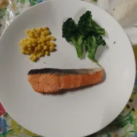 サーモンのポワレ　フライパンで鮭を両面サッと焼き、両面30秒ずつレンチンし、再びフライパンで両面を焼く。|はやとさん