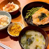 スキレットで鶏もも肉エスカルゴバター焼き|ヨシュアさん