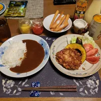 カレーライス、ミルフィーユチーズハムカツ、薄切りかぼちゃとなすの素揚げ、トマト、レタス、揚げパン、沢庵、みかんの缶詰、烏龍茶、練乳かけ手作りミルクココアゼリー(夕飯)|enarinさん