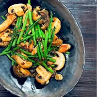 ミニアスパラとマッシュルームとイカのにんにくバター醤油炒め🦑