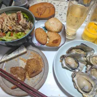 4/15（水）夕食。牡蠣の酒蒸し。ハムとソーセージのソテー、カレーパン粉かけ。きのこサラダ。さつま揚げ。|へいちゃんさん