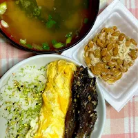 だし巻き乗せ朝食|すくらんぶるえっぐさん