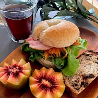 ベーグルサンドとKibiyaベーカリーのカランツのパンでおうちひとりランチ