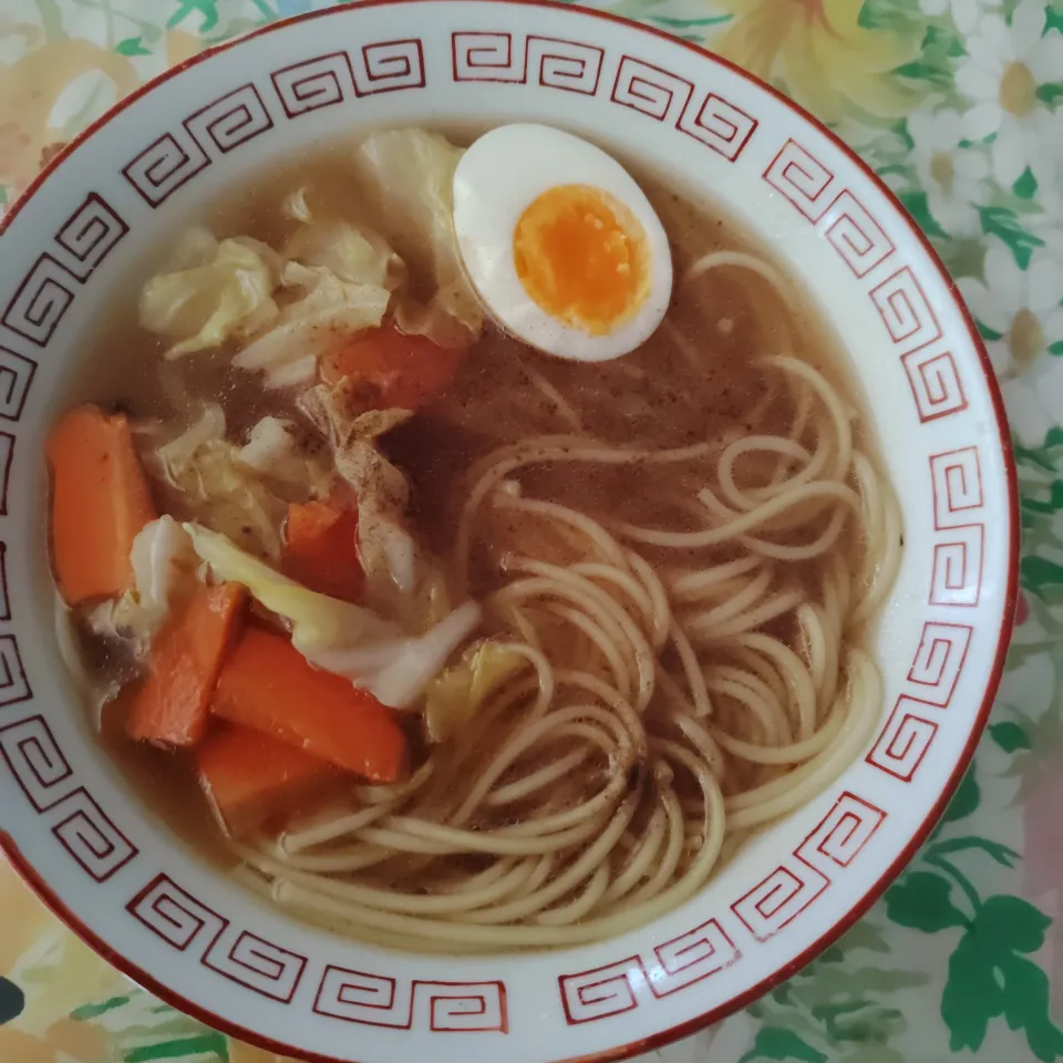 味噌ラーメン　本日は肌寒い。卵茹で時間６分。スープはウェイパー&味噌、仕上げに醤油、胡麻油少々|はやとさん