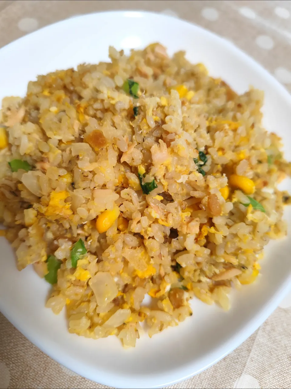 茹でてほぐした鮭入り炒飯|m.rafuさん