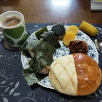 鶏そぼろおにぎり、わさびふりかけおにぎり、メロンパン、うぐいすパン、沢庵、ハムチーズかつ、ホットコーヒー、バナナ(朝ご飯)|enarinさん