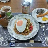 ソース焼きそば、おにぎり、揚げパン、沢庵、ホットコーヒー、麦茶、みかんの缶詰(昼飯)|enarinさん