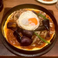 今日の晩ご飯@「大須せろり  大須本店」さん③  「大須せろり」さん名物の鉄板コルポチ（ミートソース）に目玉焼き、モツァレラチーズ、きのこソテー、揚げなすをトッピングしました（実況中継中）|なびさん
