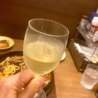 今日の晩ご飯@「大須せろり  大須本店」さん⑥  2杯目はグラスの白ワインでかんぱーい（実況中継中）